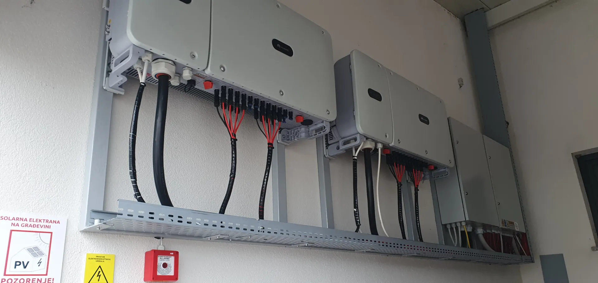 Izmjenjivači solarne elektrane s kabelskim razvodom